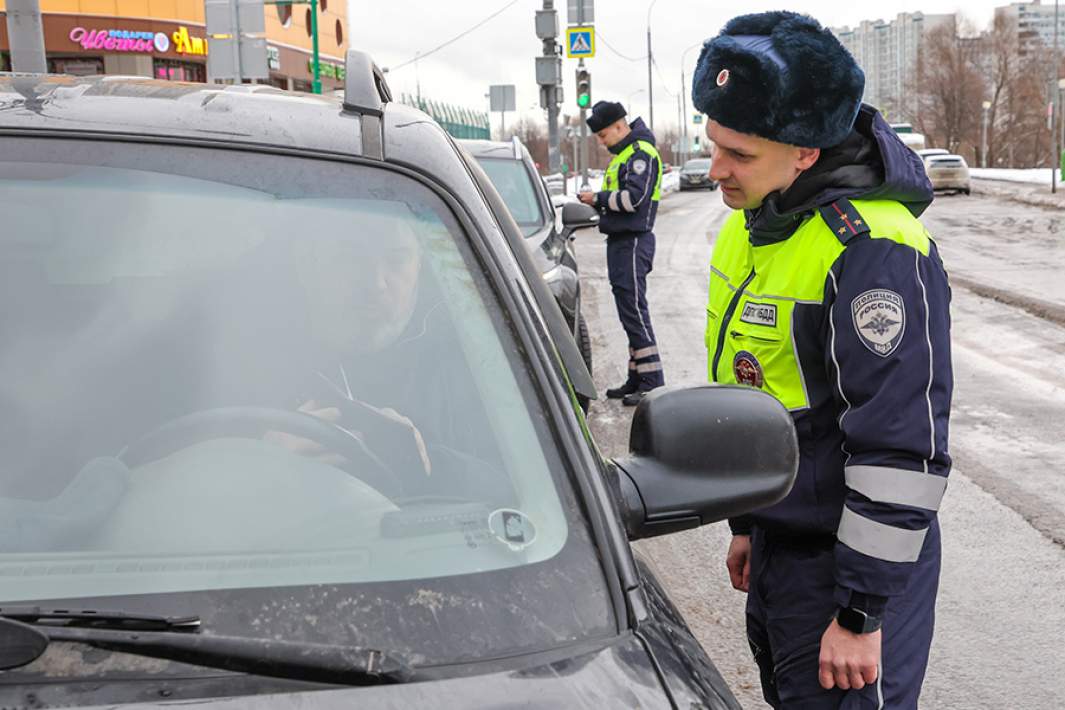 Сотрудник ДПС ГИБДД во время проверки документов у водителя