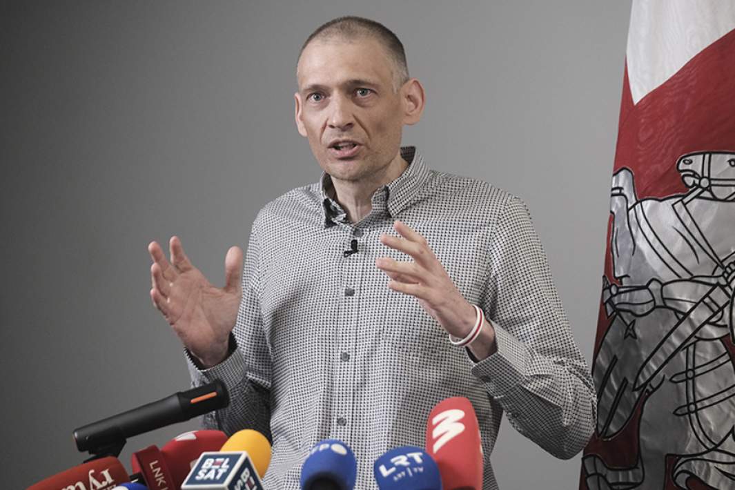 Сергей Тихановский, отпущенный на свободу 21 июня 2025 года, во время выступления на пресс-конференции в Вильнюсе