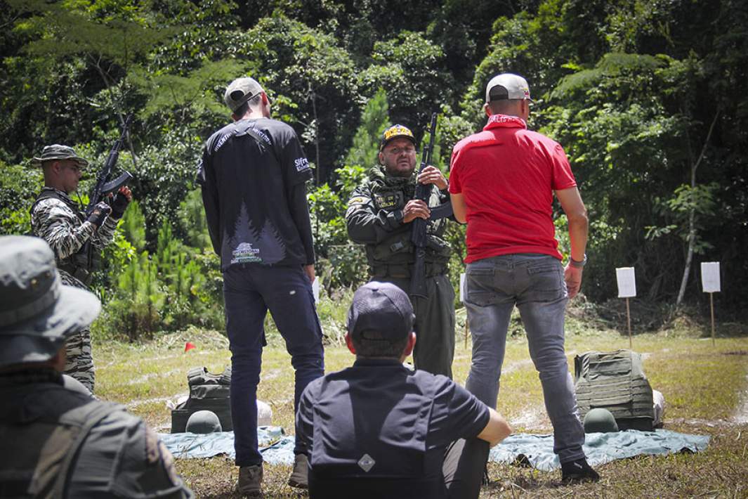 Инструктор отдает приказы во время учений в военном тренировочном лагере