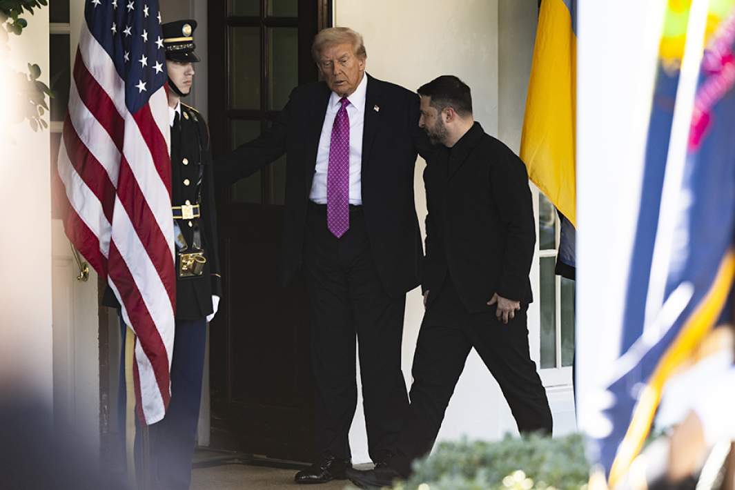 Президент США Дональд Трамп и президент Украины Владимир Зеленский на церемонии встречи в Белом доме в Вашингтоне. 17 октября 2025 года