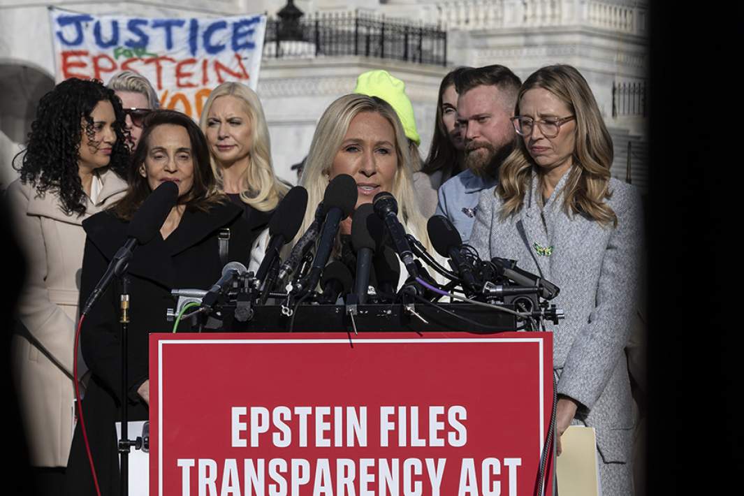 Член палаты представителей Марджори Тейлор Грин (республиканец от Джорджии) выступает вместе с жертвами насилия Эпштейна и законодателями во время пресс-конференции, посвященной Закону о прозрачности файлов Эпштейна