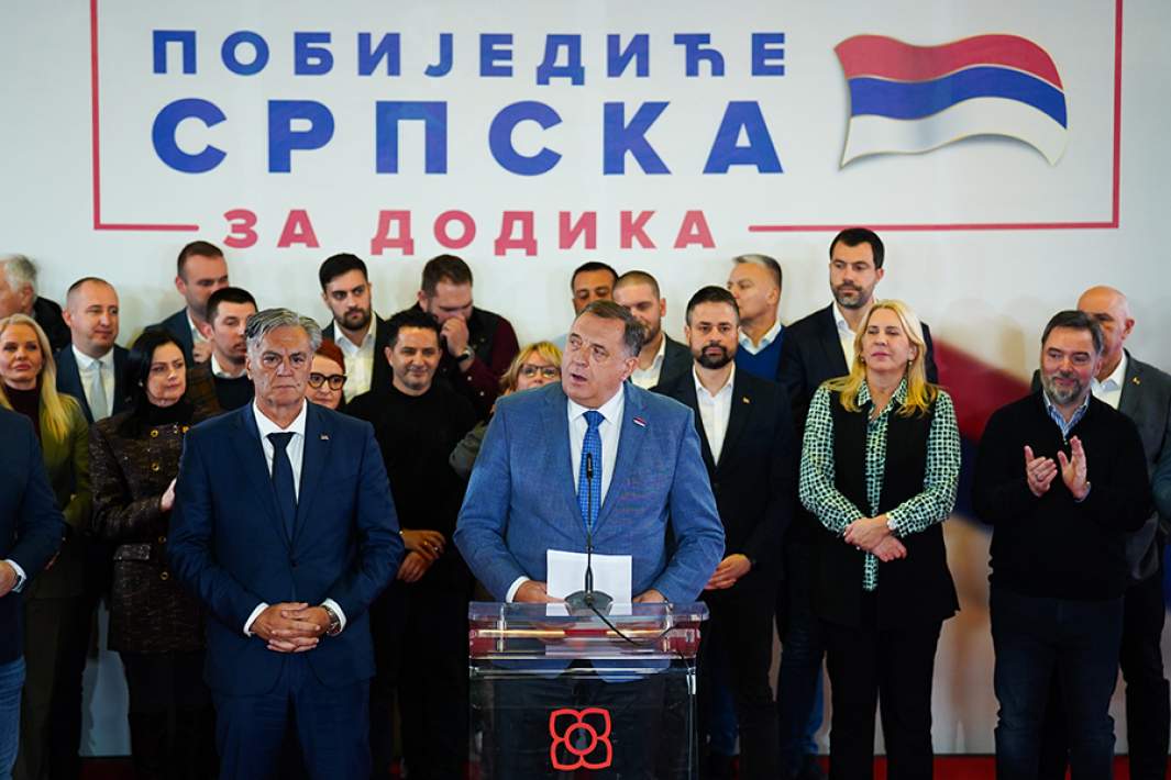 Лидер боснийских сербов Милорад Додик и кандидат от партии СНСД Синиша Каран на брифинге после объявления результатов досрочных выборов президента Республики Сербской