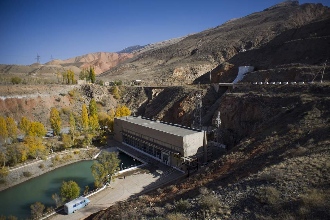 Киргизия. Нарынская область. 30 октября. Вид на Ат-Башинскую гидроэлектростанцию.