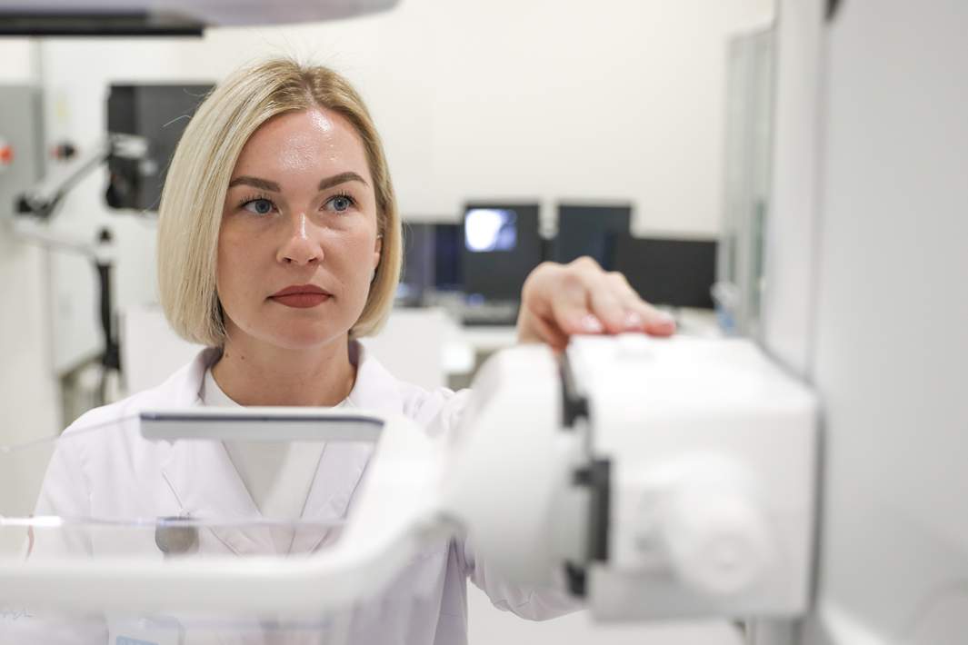 Врач управляет рентгеновским аппаратом 