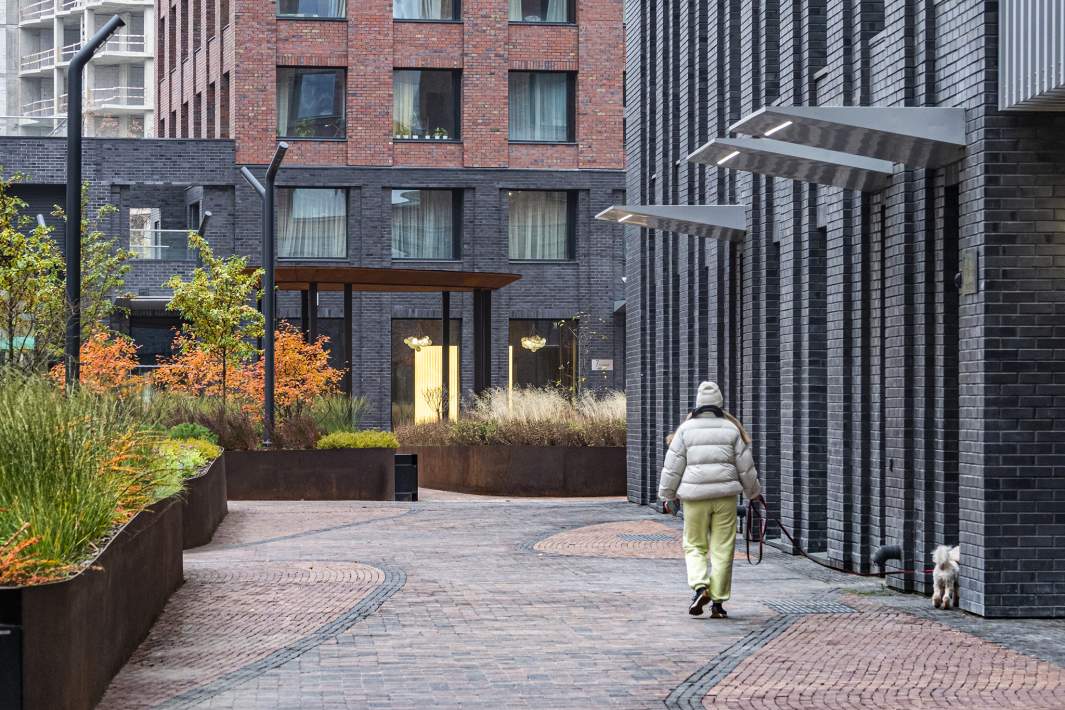 девушка с собачкой