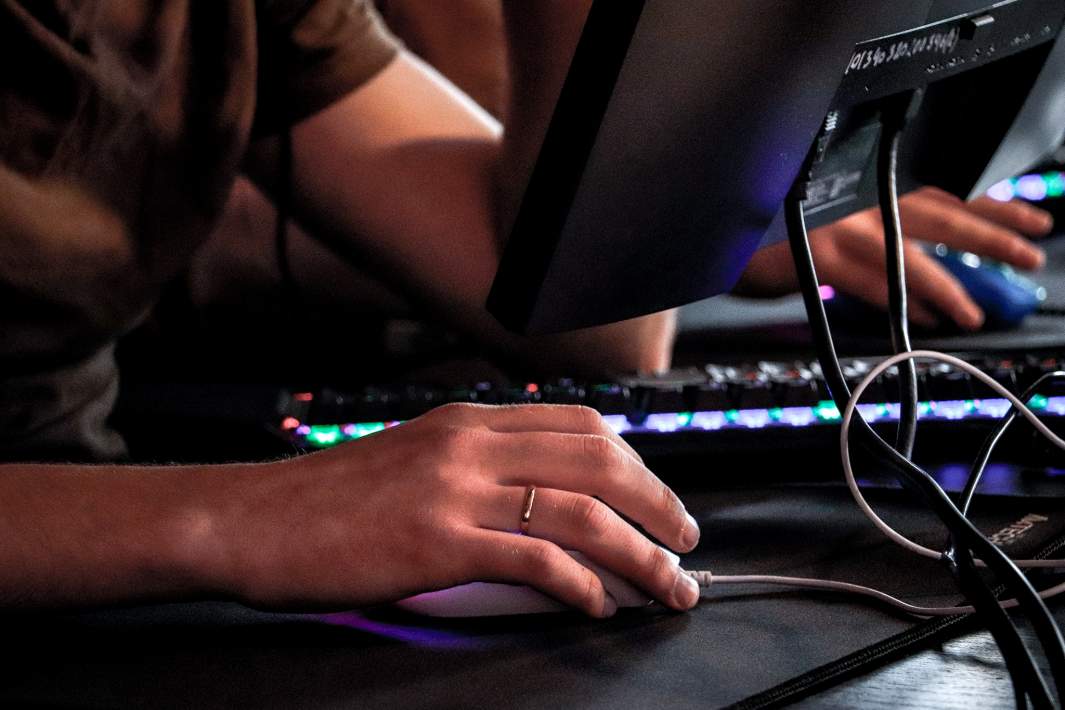 Мужчина за компьютером