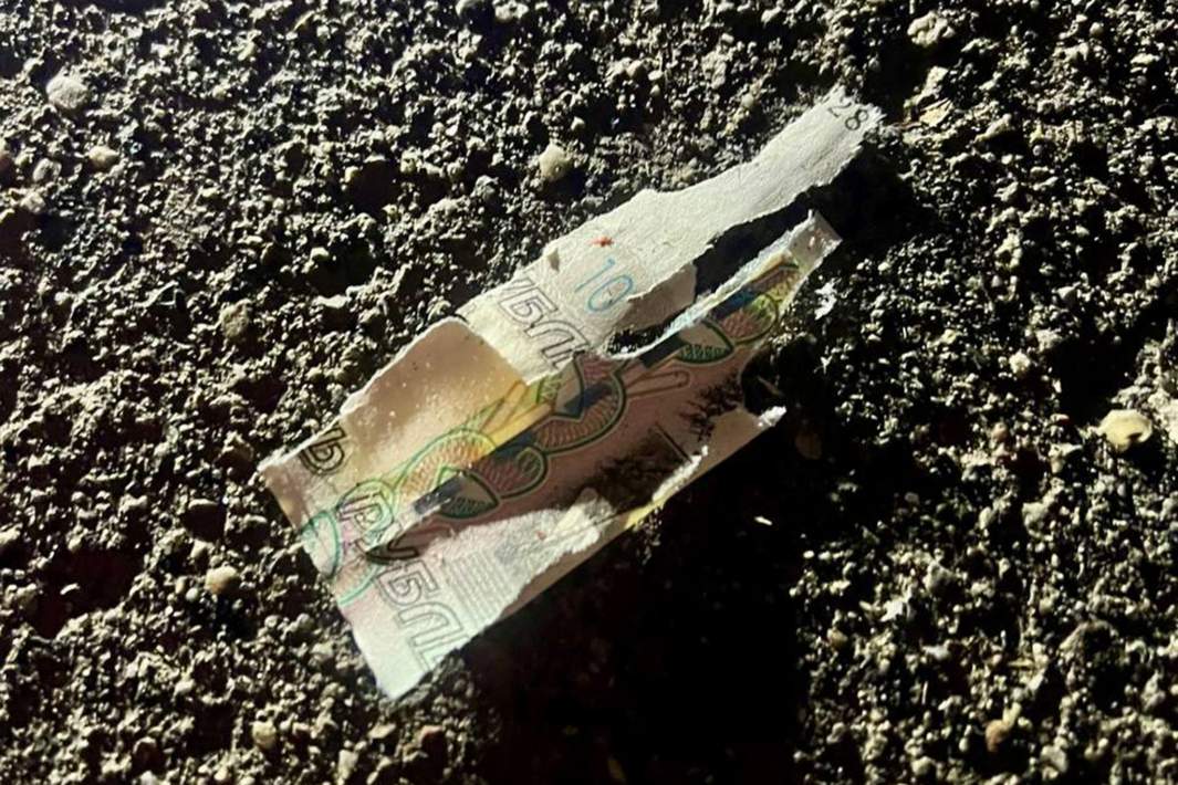 Десятирублевая денежная купюра на месте происшествия