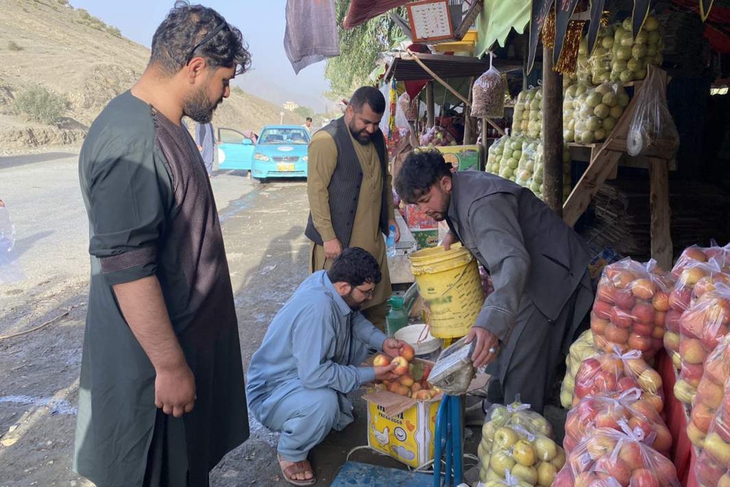 Люди на рынке