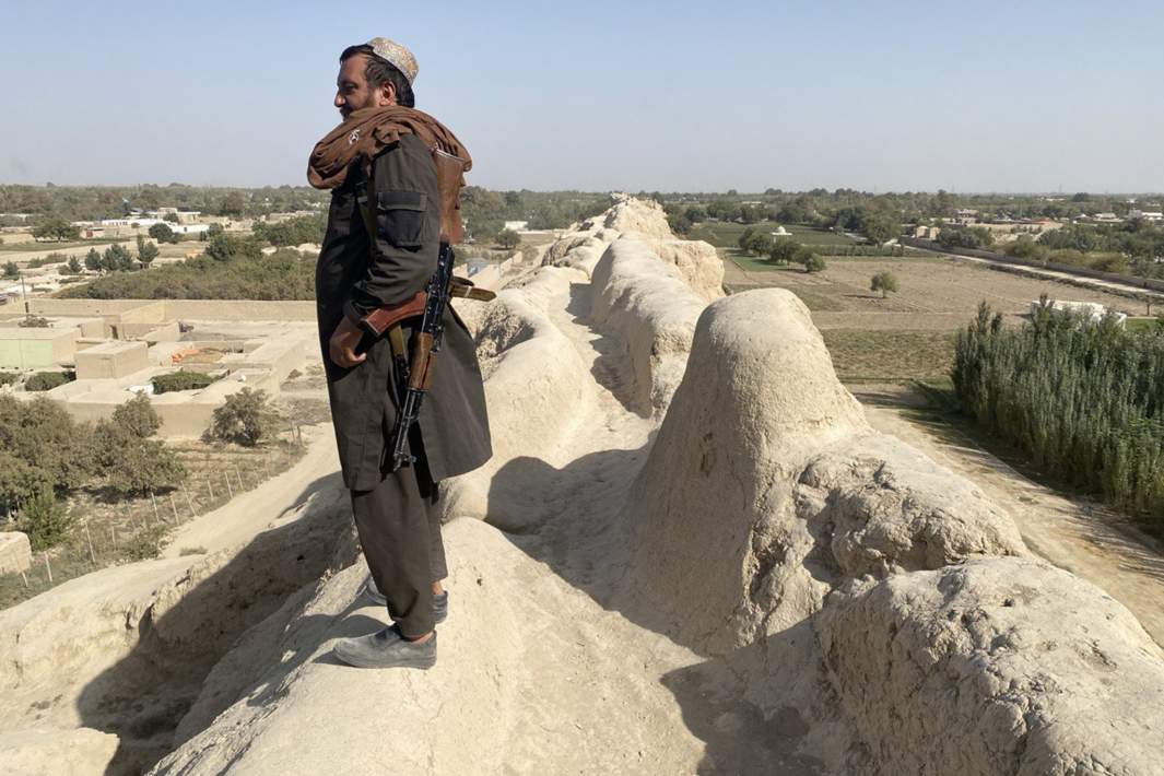 Мужчина с автоматом 