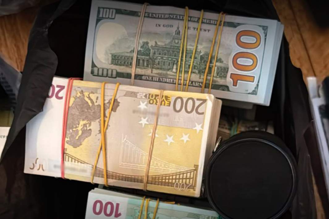 Пачки денег 