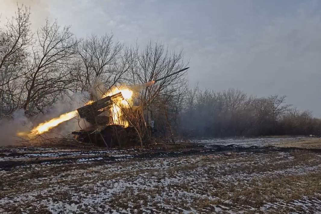 Военнослужащие ВС РФ ведут огонь из РСЗО «Град»