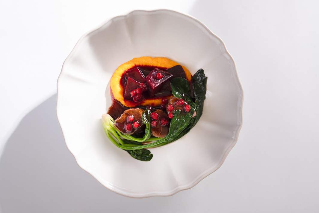 Вырезка из оленя с соусом демиглас с ягодами и можжевельником