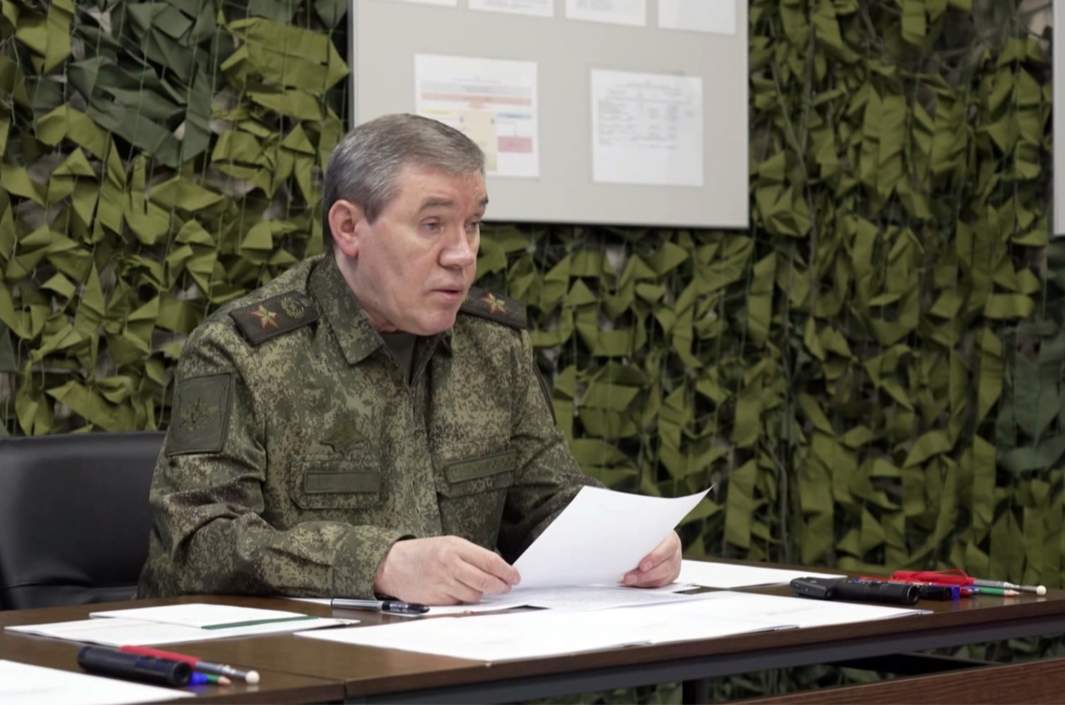 Начальник генерального штаба ВС РФ Валерий Герасимов во время посещения президентом РФ Владимиром Путиным одного из пунктов управления Объединённой группировки войск