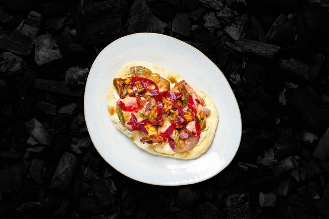 Лепёшка из печи с ростбифом, жареными лисичками, соусом тоннато на тугуне и маринованным огурцом