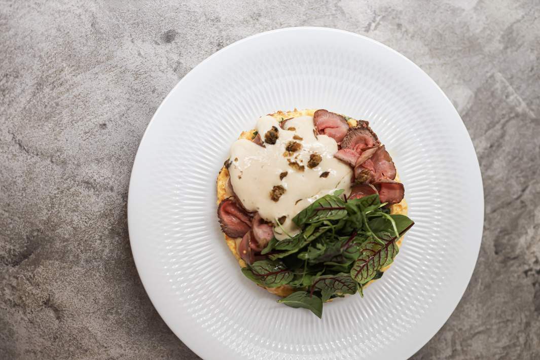 Омлет с нежным ростбифом и соусом тоннато