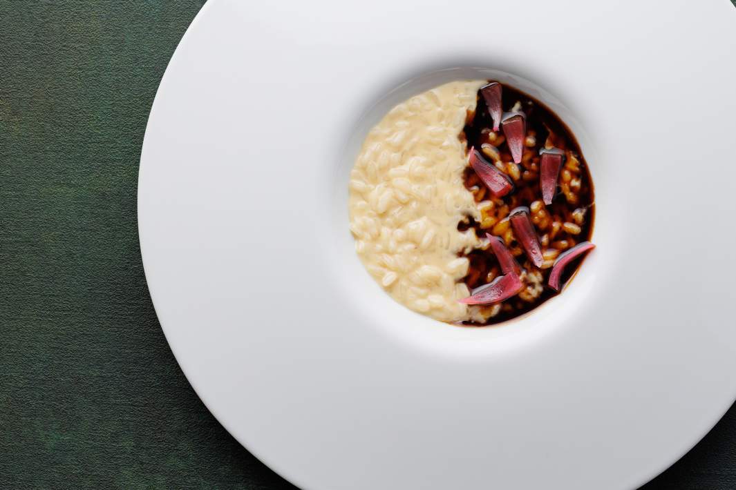 Ризотто с пармезаном, гарумом из курицы, кисло-сладким красным луком и овощным демигласом