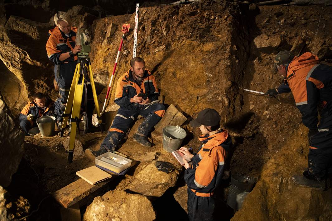 Раскопки в южной галерее Денисовой пещеры