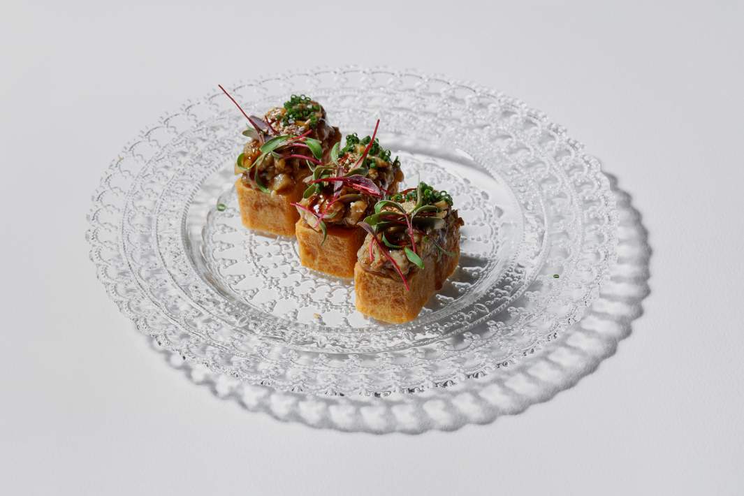 Ролл тамаго яки из омлета с угрем и соусом унаги