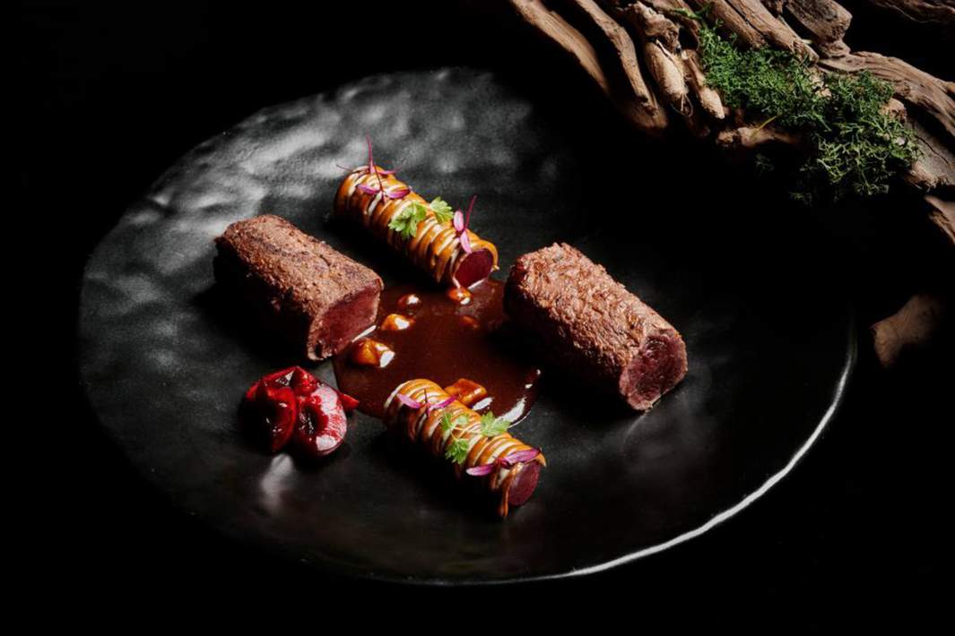 Таймырский олень с глазированной свеклой, айоли из черемши и черного чеснока с порто
