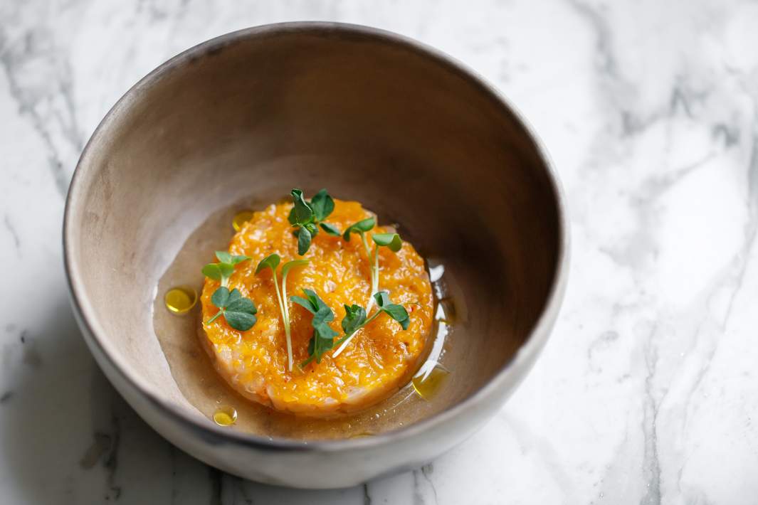 Тартар из кефали с чатни из мандарина и пажитником