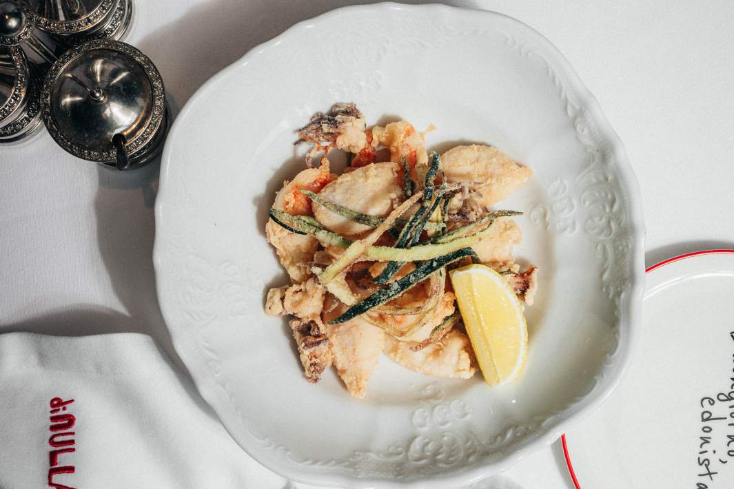 Фритто мисто из лангустинов, мини-кальмаров и цукини с айоли из шпината