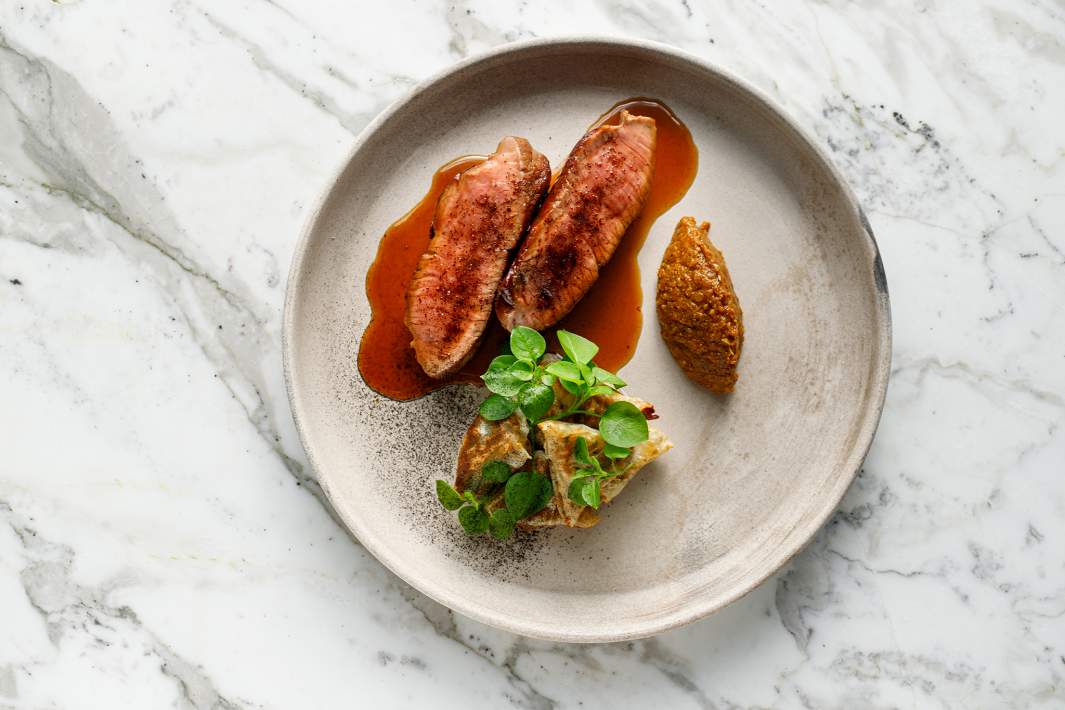 Ягненок с самосами из корня сельдерея и чатни из сливы