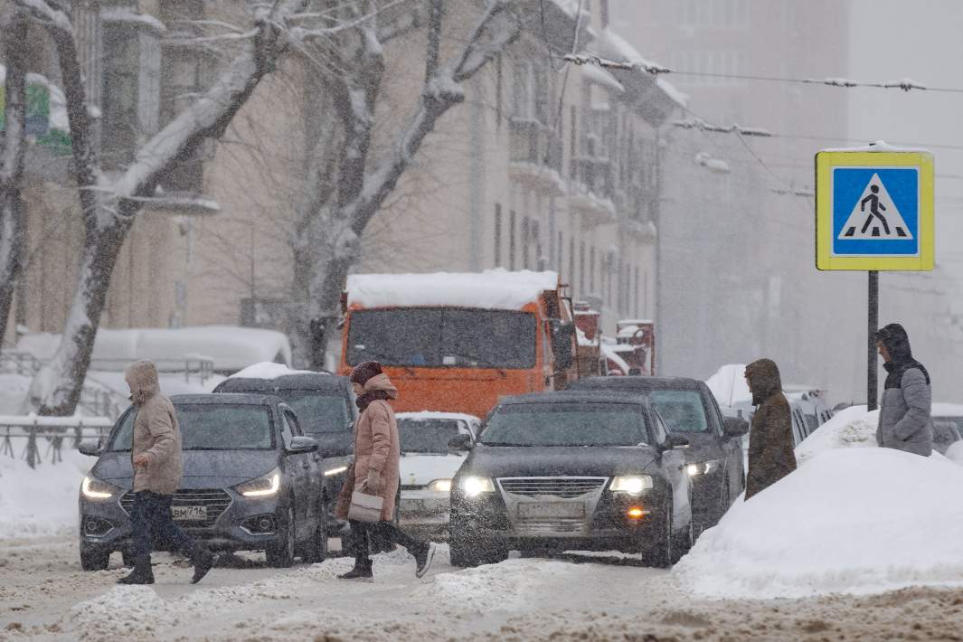 Машины во время снегопада