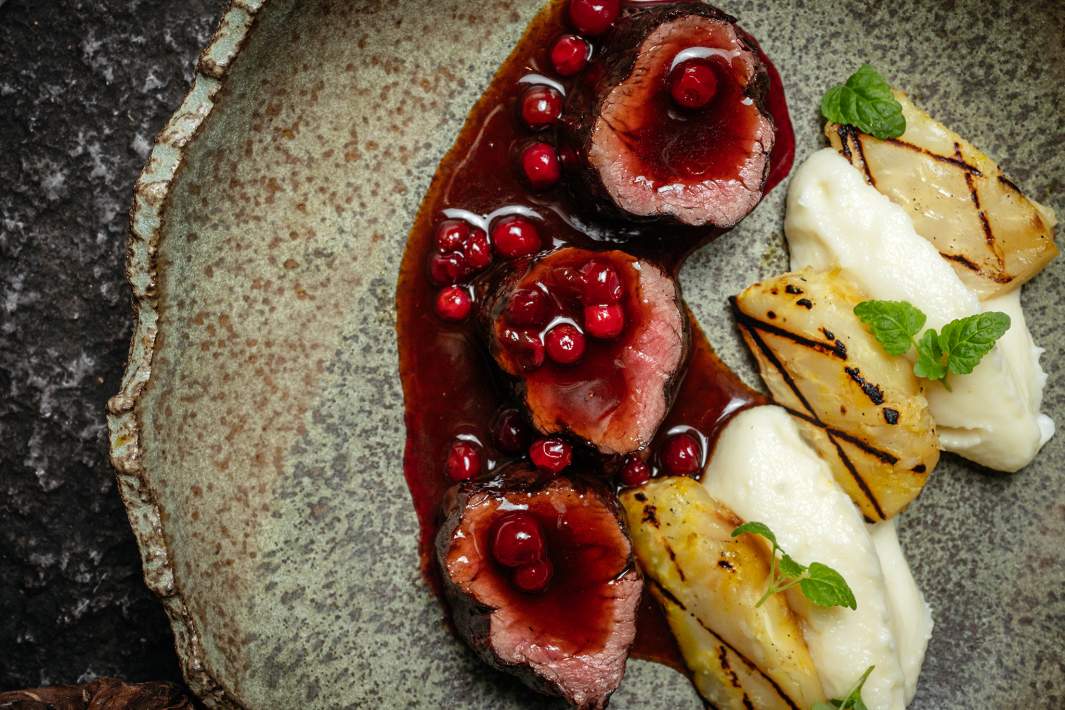 Вырезка оленя с печёным сельдереем и брусникой