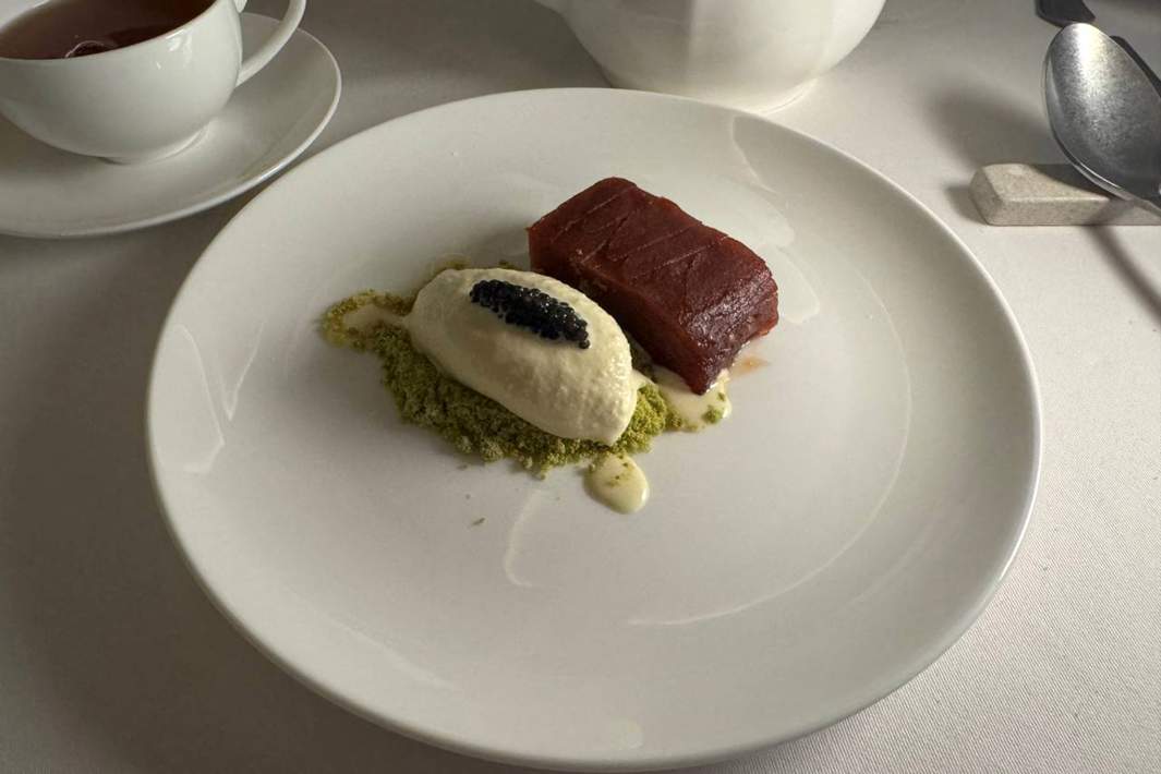 Террин из айвы с мороженым из водорослей, с крамблом из матчи и черной икры