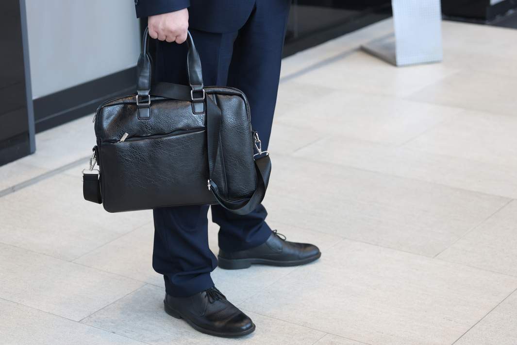 Бизнесмен с портфелем