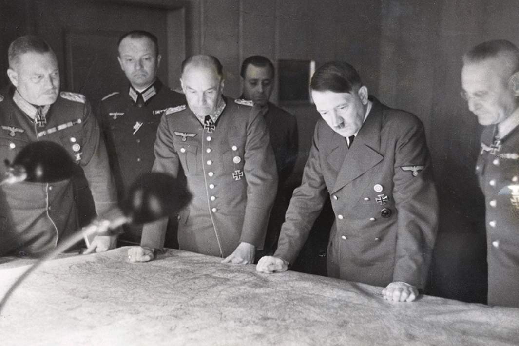 Генерал-фельдмаршал Вильгельм Кейтель, генерал-фельдмаршал Вальтер фон Браухич, Адольф Гитлер и генерал Франц Гальдер изучают военную карту. 1941 год