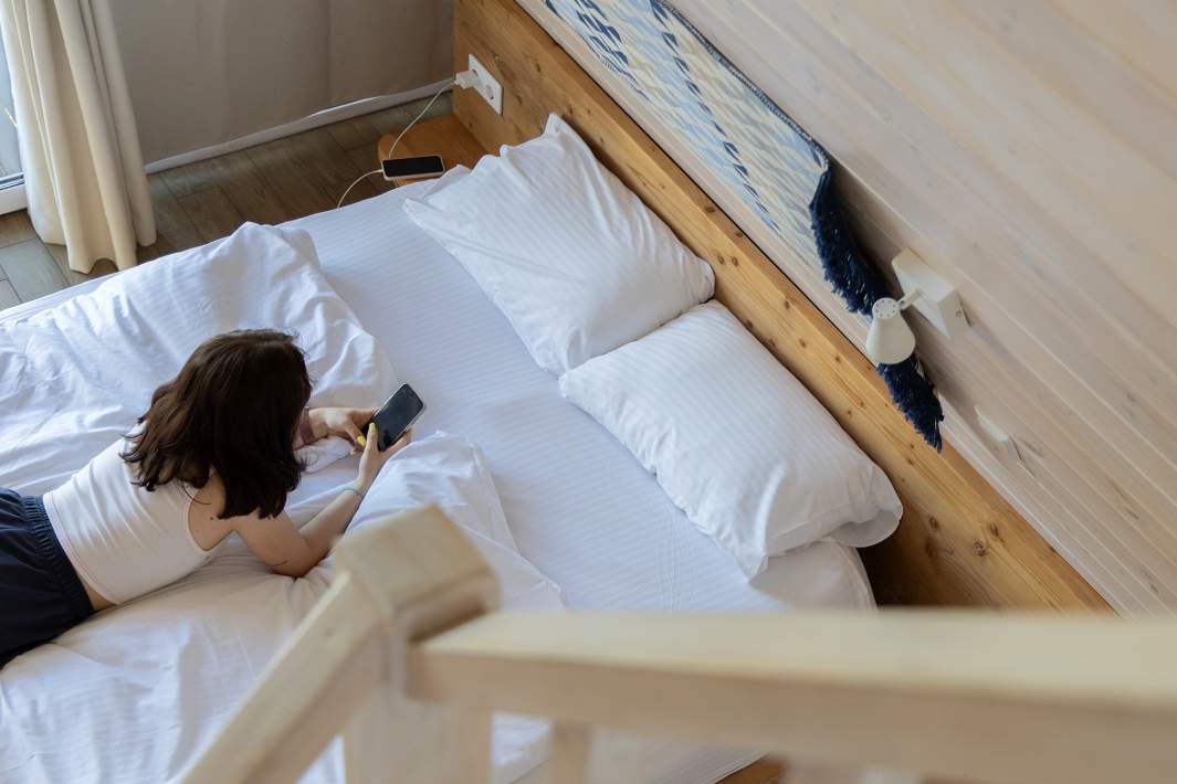 Девушка лежит на кровати 