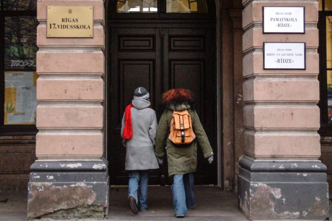 Ученики заходят в школу в Латвии 
