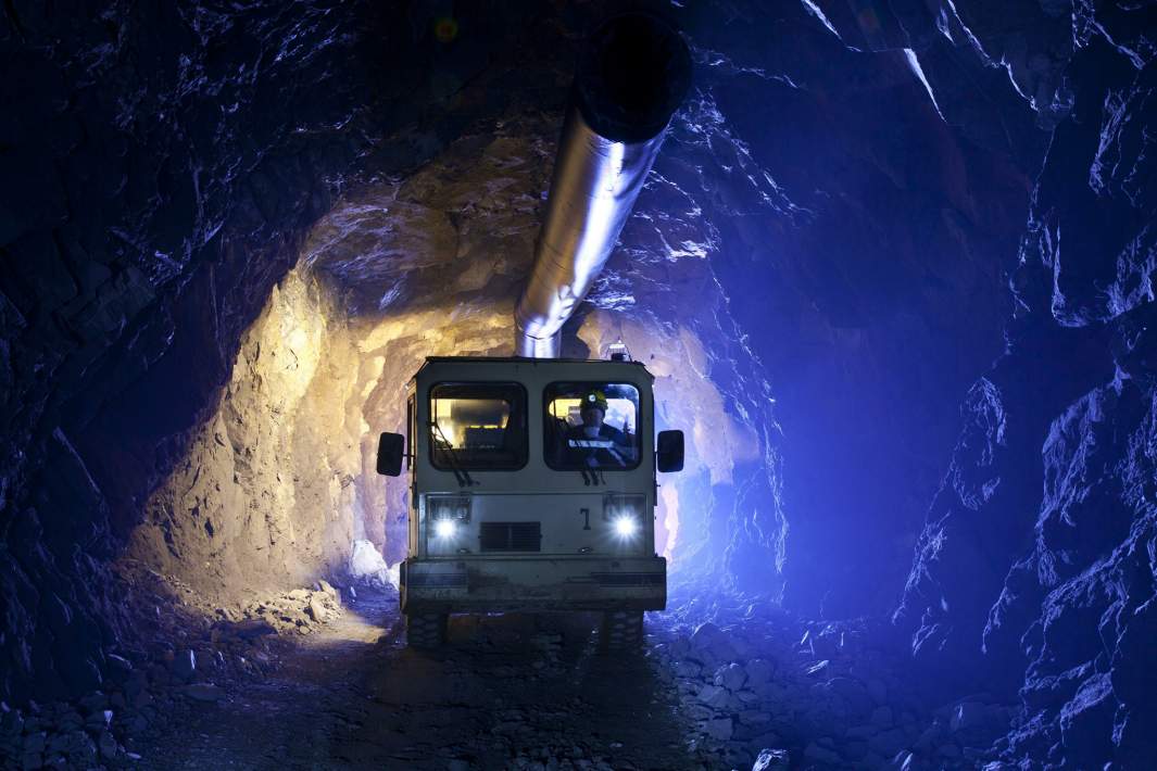 Машина в шахте 