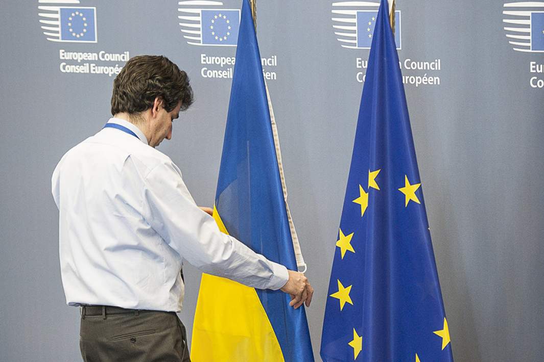 Флаги ЕС и Украины