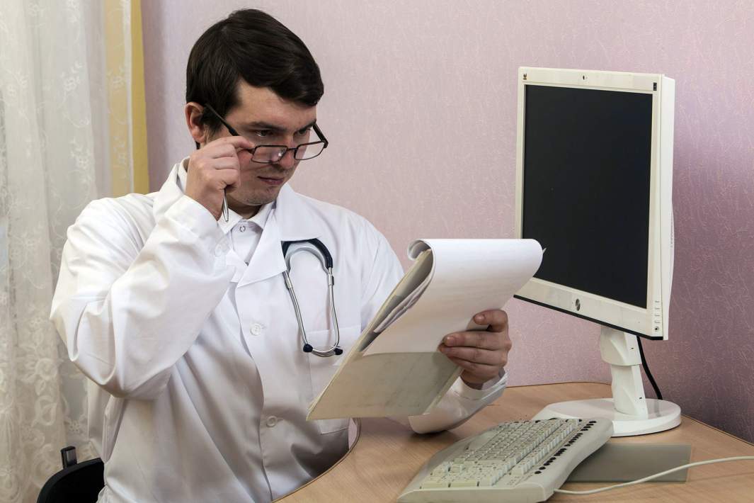 врач за компьютером