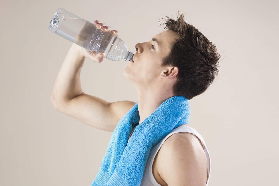 Мужчина пьет воду 