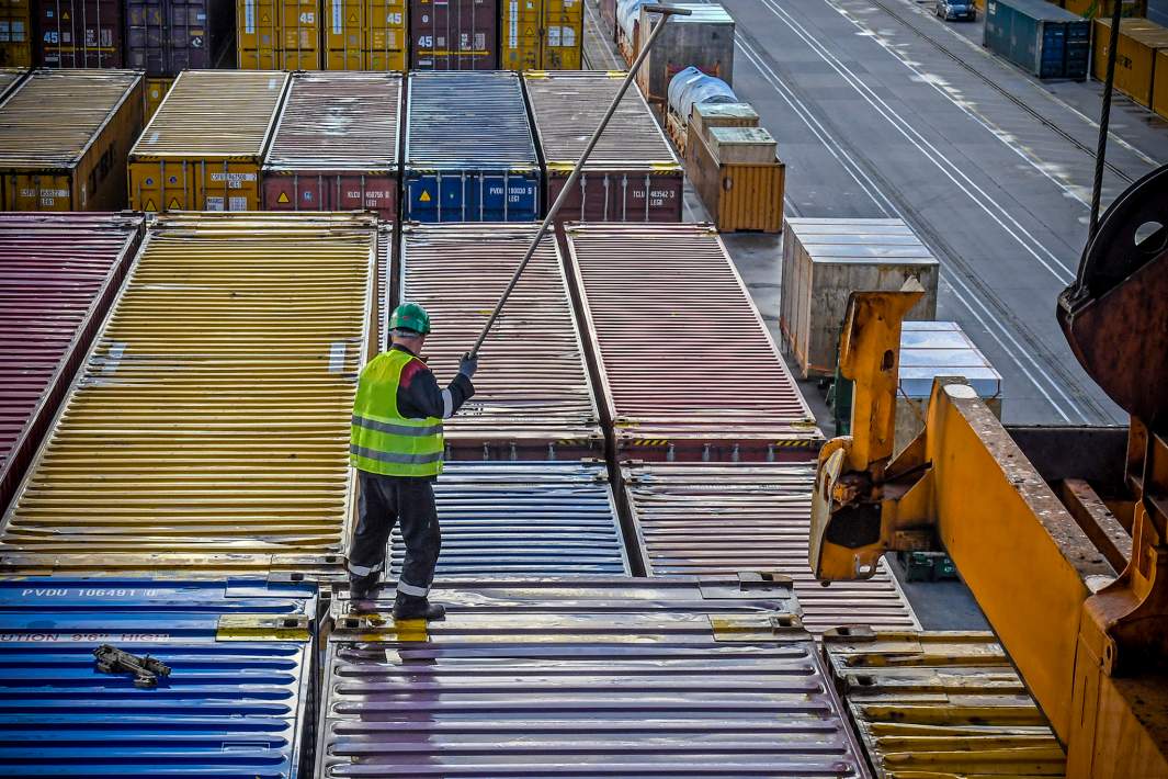 Работник порта на крыше с контейнерами 