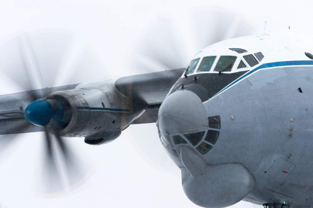 самолет в небе