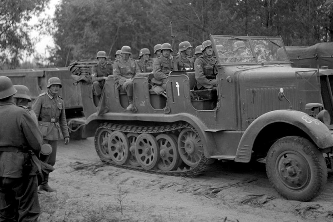 Немецкая моторизованная пехота на границе СССР. Июнь 1941 года