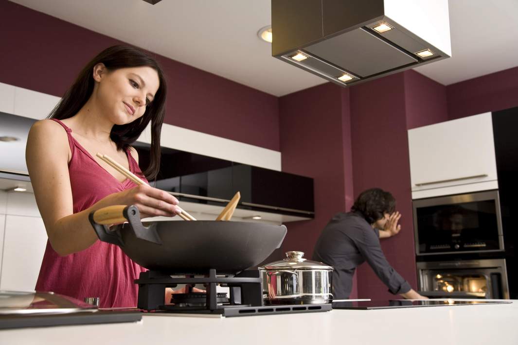 Семья готовит ужин 