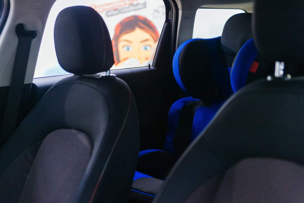 Детское кресло в салоне автомобиля