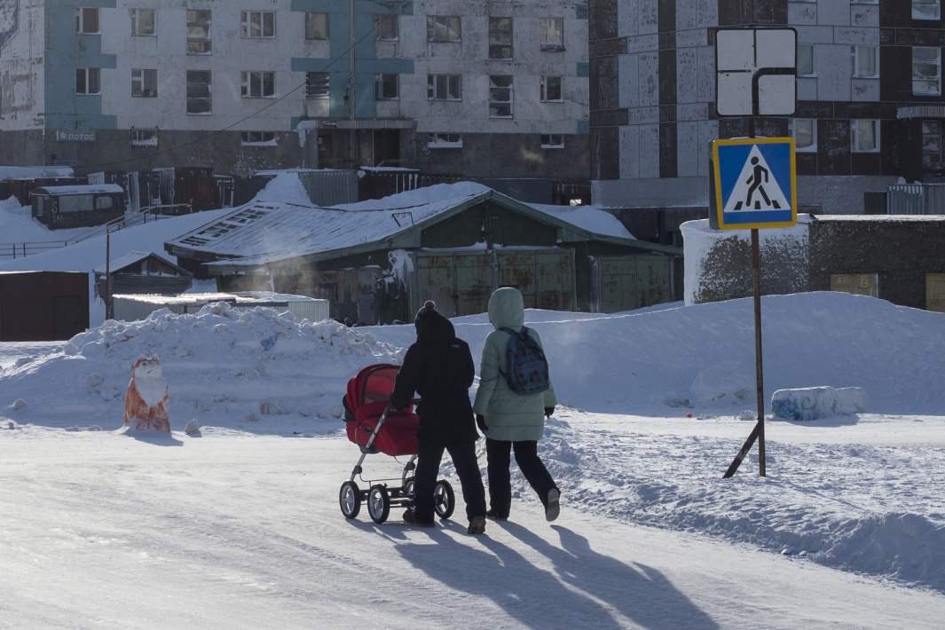 Прохожие на улице