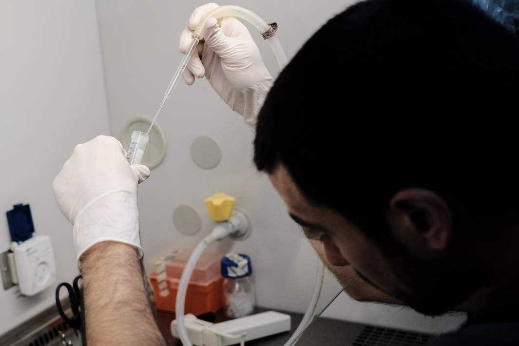 Ученый в лаборатории 