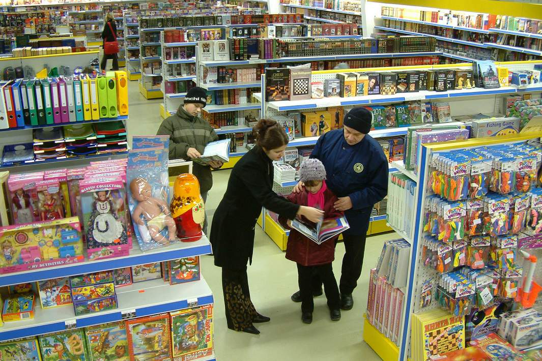 Посетители в детском магазине в Латвии