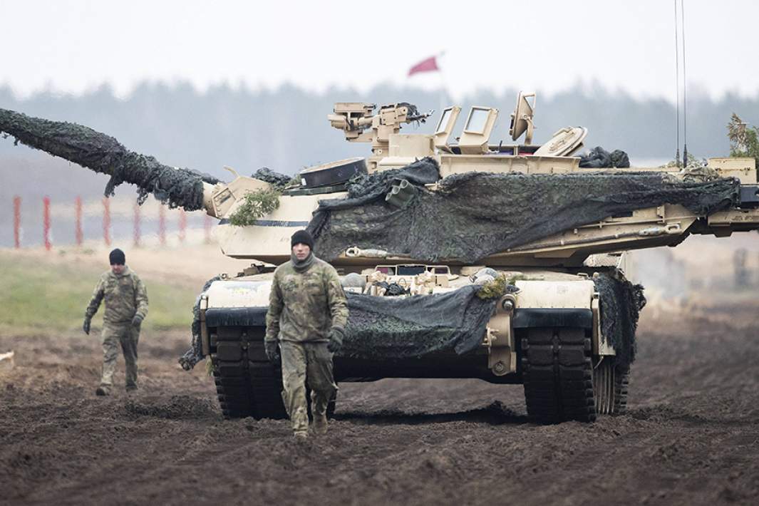 Танк и солдаты армии США