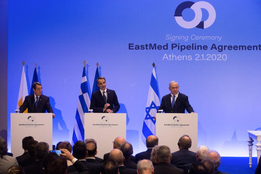 Президент Кипра Никос Анастасиадис, премьер-министр Греции Кириакос Мицотакис и премьер-министр Израиля Биньямин Нетаньяху присутствуют на пресс-конференции после подписания соглашения о строительстве газопровода «Восточное Средиземноморье» (EastMed) в Афинах, Греция, 2 января 2020 года