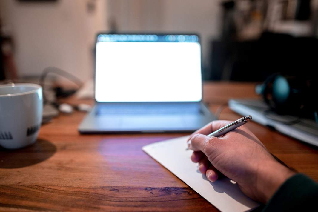 Мужчина работает за ноутбуком 