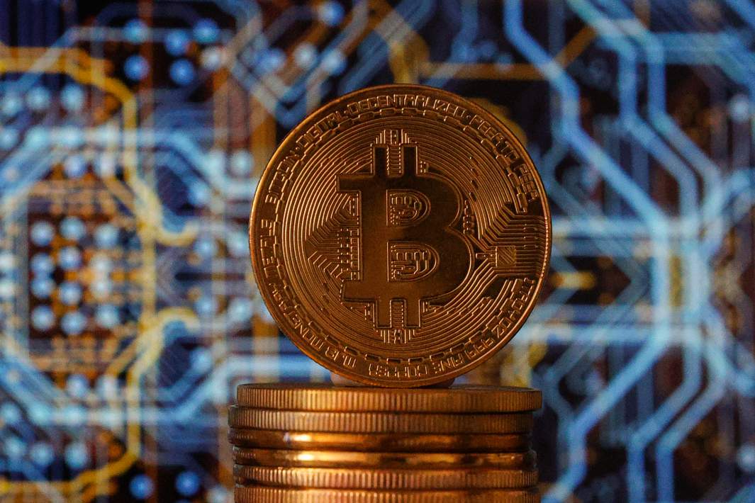 Монета с изображением биткоина 