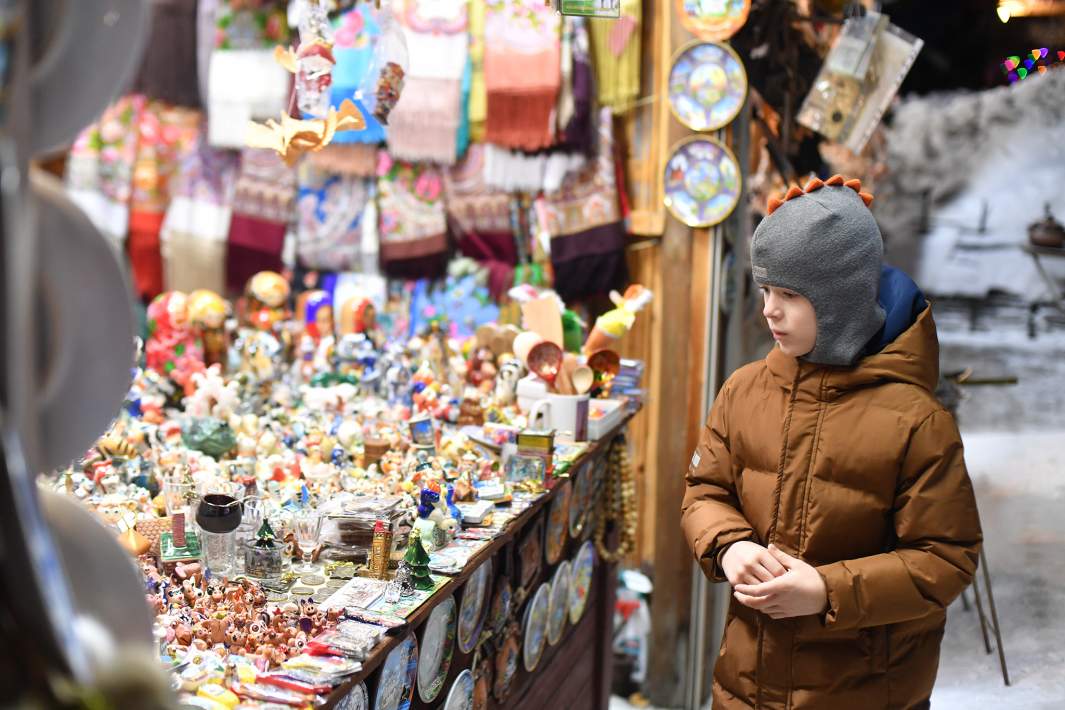 Ребенок смотрит на сувениры 